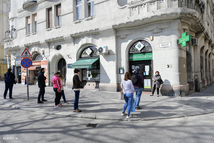 Budapesti lakosok várakoznak egy gyógyszertár előtt 2020. március 17-én