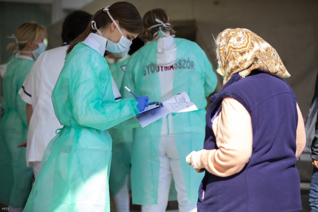 Vizsgálatra érkező beteggel beszélget egy nővér a Kanizsai Dorottya Kórházban 2020. március 20-án. A koronavírus-járvány miatt az intézményben bevezették az egykapus beléptetést és szűrősátrakat állítottak fel a bejáratnál.