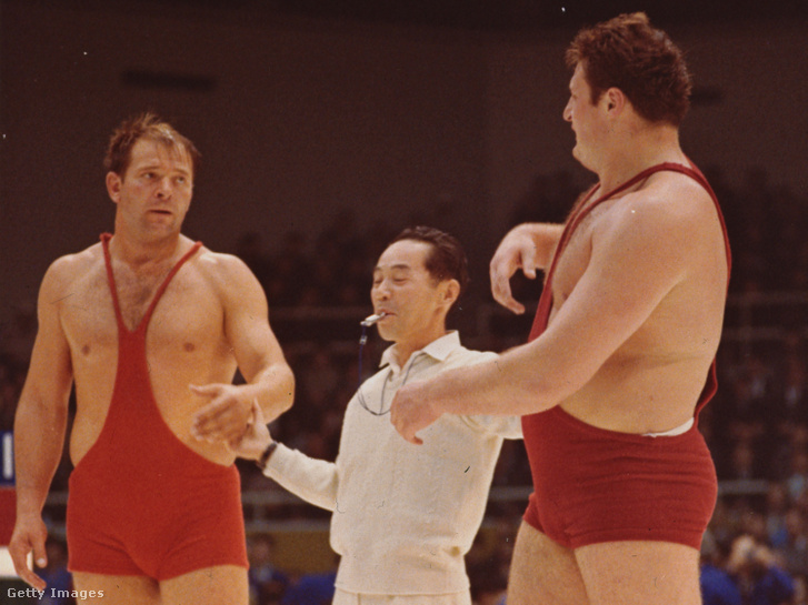 A bíró bemutatja Kozma Istvánt ellenfelének, az orosz Anatolij Roscsinnak az olimpián 1964. október 1-én, a jobb oldalon álló Kozma nyert