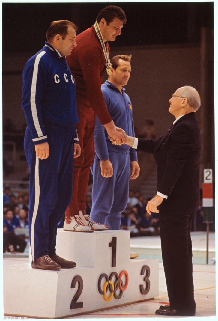 A tokiói olimpia nehézsúlyú birkozók érmesei: második helyezett Anatolij Roscsin, első helyezett Kozma István és a harmadik Dietrich 1964. október 19-én