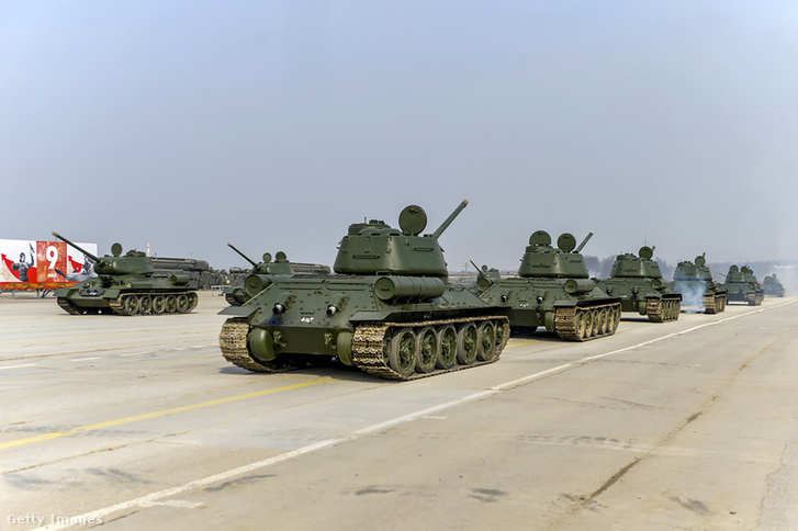 A május 9-i díszszemlére gyakorló T-34-es tankok 2020. március 29-én