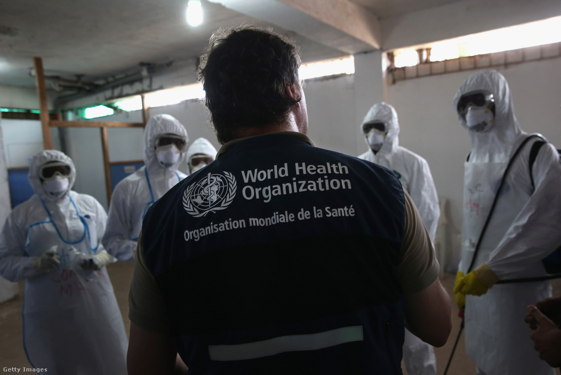 A WHO munkatársa készíti fel a helyi egészségügyi dolgozókat egy karanténkórházban Libériában 2014 októberében.