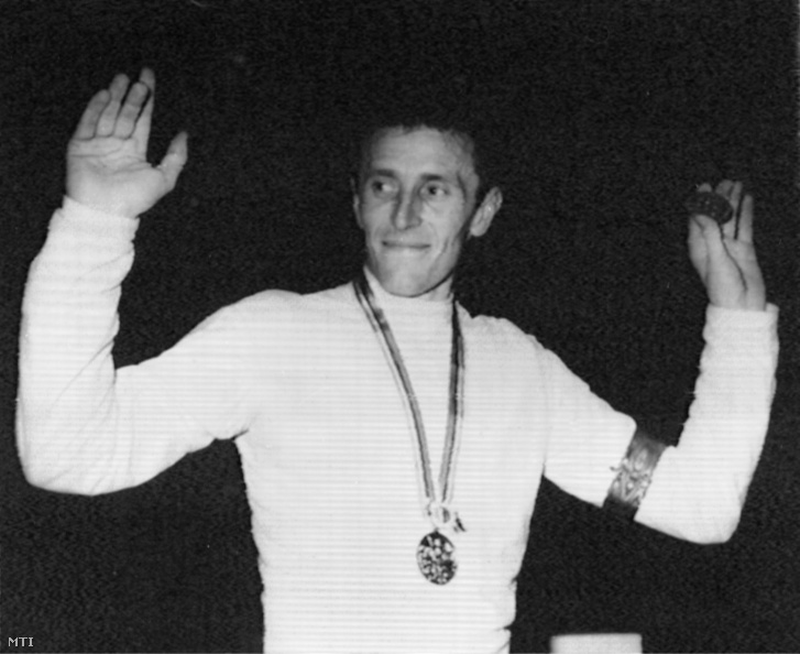 Pézsa Tibor a kardvívás egyéni olimpiai bajnoka az eredményhirdetésen a XVIII. nyári olimpián.