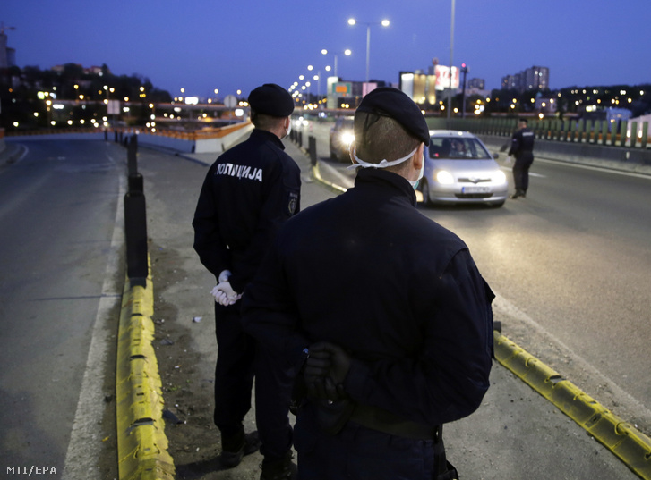 Szerb rendőrök ellenőrzik a járművezetőket Belgrád belvárosában 2020. április 15-én.