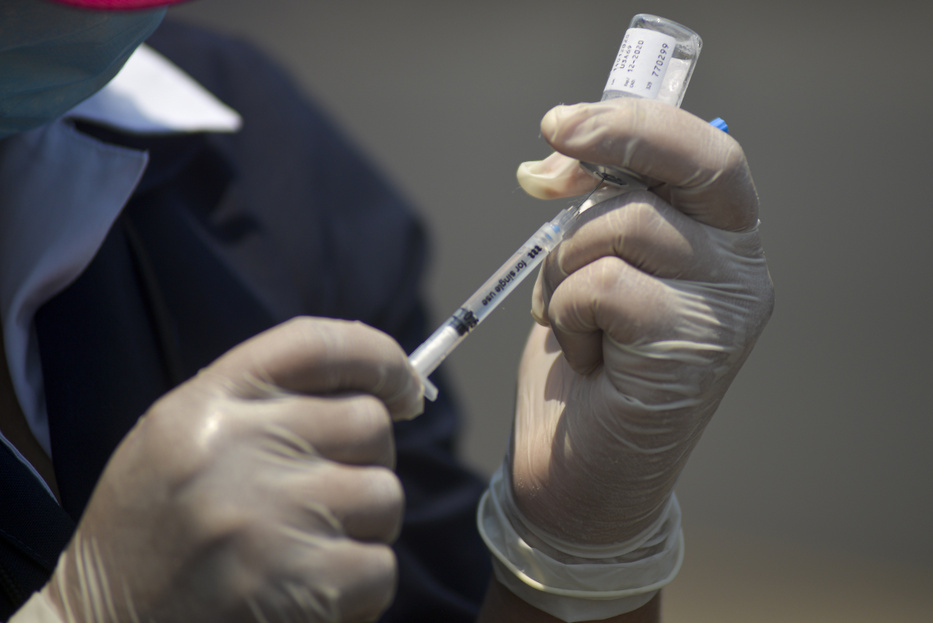 Közösen fejleszt koronavírus elleni vakcinát két nagy gyógyszercég