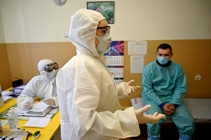Védőfelszerelést viselő orvos egy ukrán klinikán 2020 április 15-én.