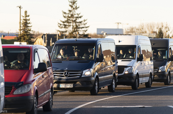 Nyugat-Európából Ukrajnába hazatérő vendégmunkásokat szállító kisbuszok várakoznak a záhonyi magyar-ukrán határátkelőhelyen 2020. március 15-én.