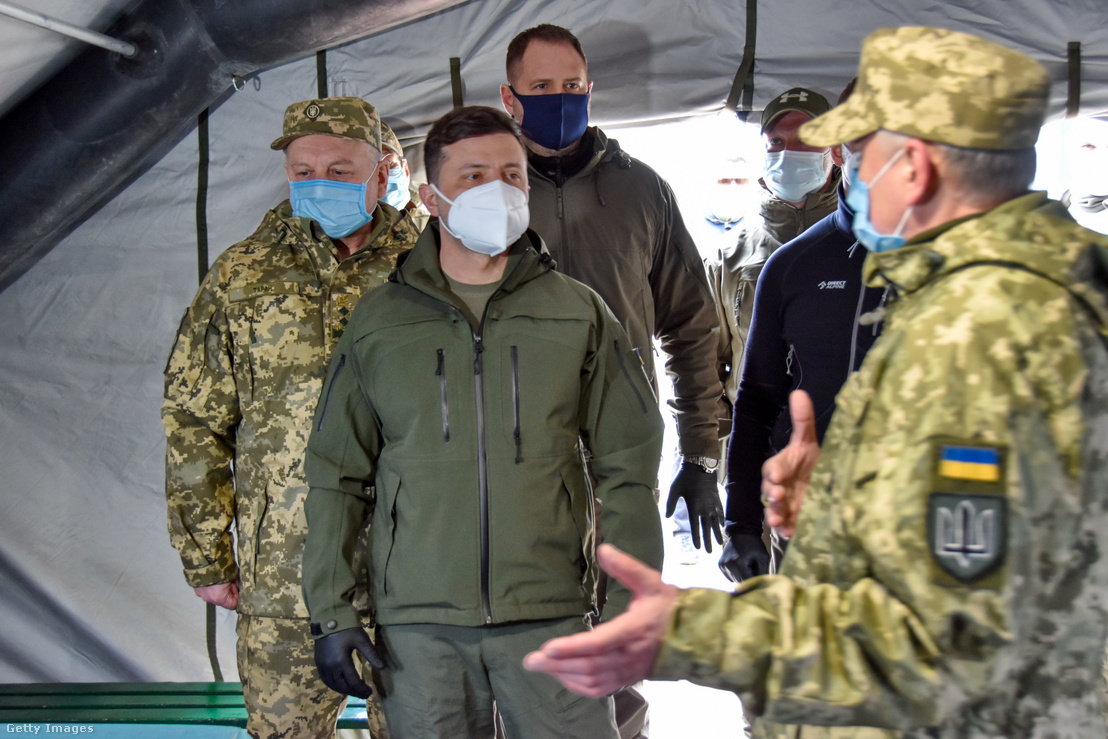 Volodimir Olekszandrovics Zelenszkij egy, a koronavírus-járvány idejére felállított katonai kórházban, Donyeckben 2020. április 11-én
