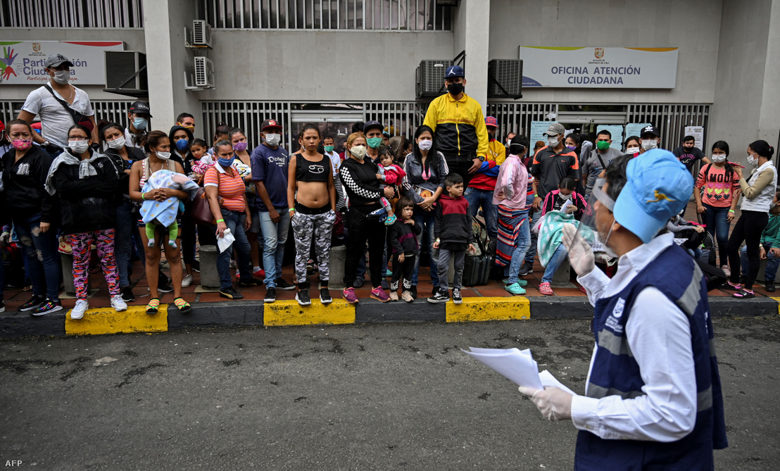 Kolumbiai Cali városában lévő venezuelai menekültek várakoznak a buszokra, amelyek visszaszállítják őket hazájukba 2020. április 14-én. A koronavírus miatt humanitárius folyosót nyitottak a venezuelaiak számára, hogy visszatérhessenek hazájukba.