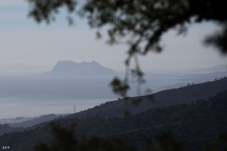 Gibraltár-szikla a spanyol Benahavis faluból nézve