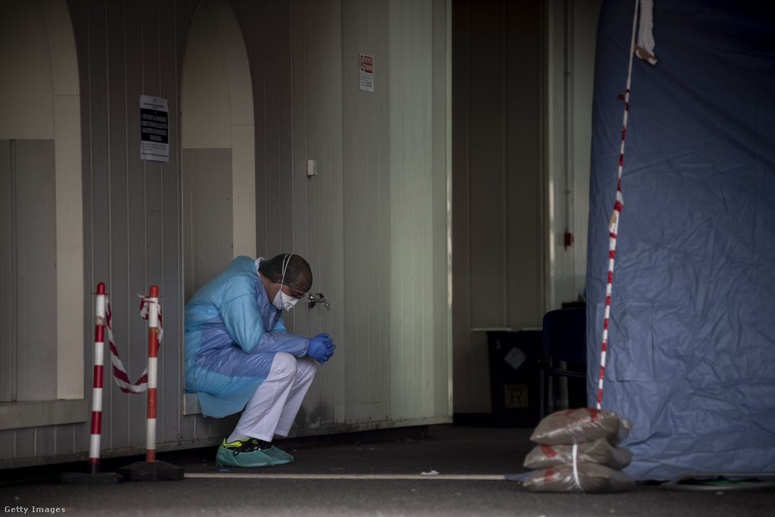 Olasz ápoló pihen a római negyedik koronavírus kórházában Tor Vergatában 2020. március 27-én