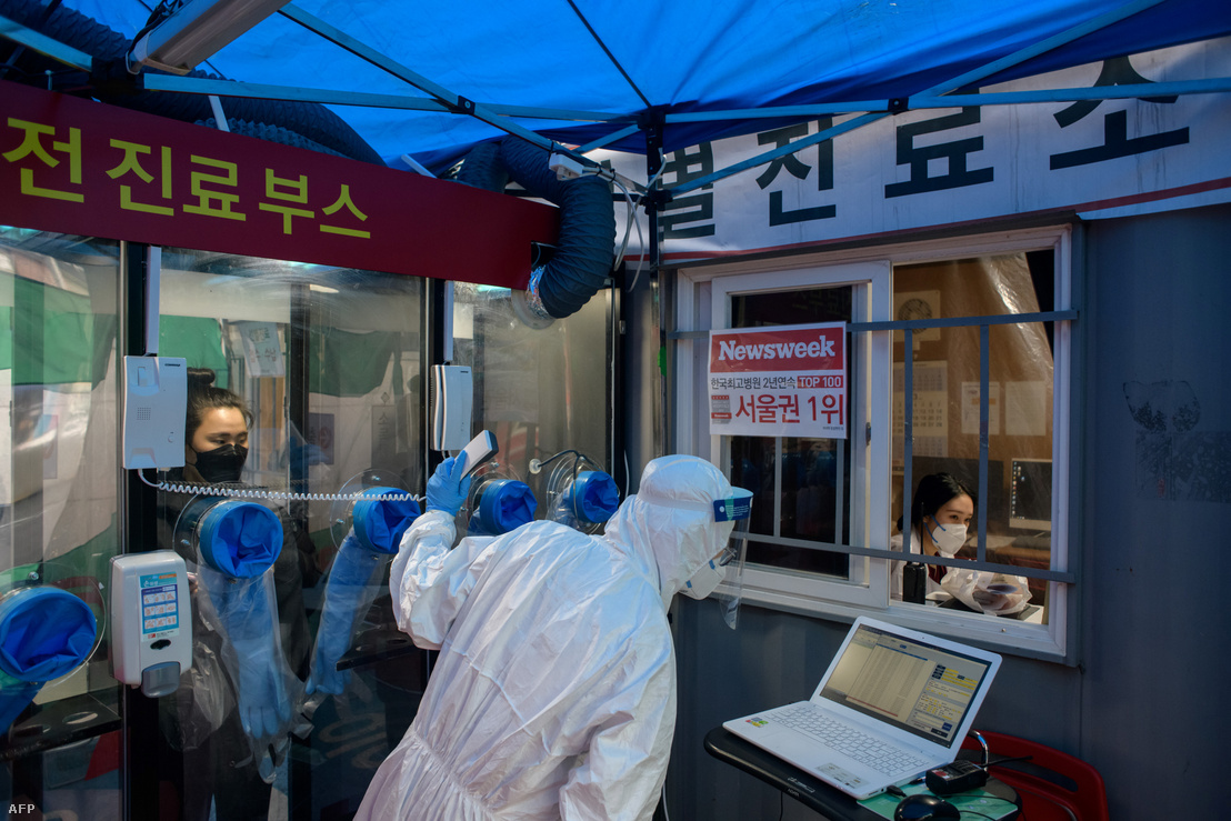 Koronavírus-tesztelésre felállított vizsgáló kabin a szöuli Jangji kórháznál 2020. március 17-én. Az intézmény telefonfülke-szerű tesztelő létesítményeket vezetett, az egészségügyi személyzet érintésmentesen tud mintát venni a lehetséges betegektől, így csökkentve a továbbfertőződés veszélyét.