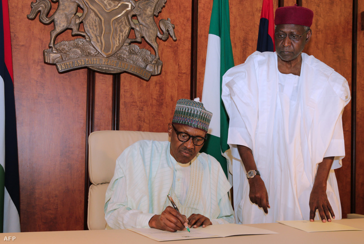 A nigéria elnök Mohammadu Buhari és kabinetfőköne, Abba Kyari