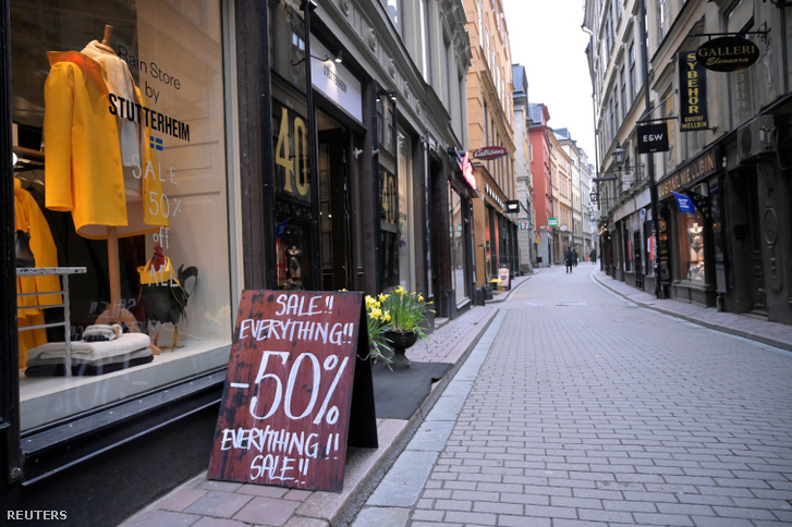 Bezárt üzletek és éttermek a kihalt Vasterlanggatan utcán Stockholmban 2020. április 9-én