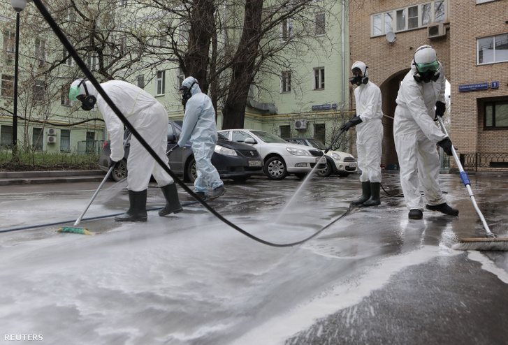 Specialisták fertőtlenítik az utcát Moszkvában 2020. április 18-án