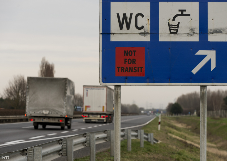 Az országon áthaladó kamionosok számára a pihenőhelyre behajtást tiltó felirat az M1-es autópálya Budapest felé vezető oldalán 2020. március 17-én.