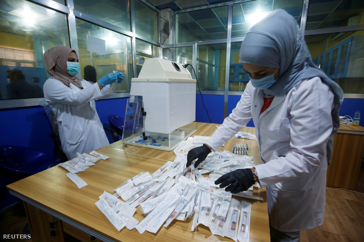 Az iraki Baszrai Egyetem kutatói által gyártott teszteket vizsgálják helyi orvosok 2020. március 29-én.