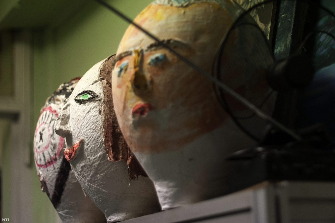 Formázott gipszfejek a pszichiátriai osztály művészeti csoportterápiás szobájában a fővárosi Nyírő Gyula Kórházban