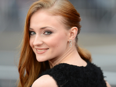 Sophie Turner egyre nehezebben tudja rejtegetni, mennyire terhes