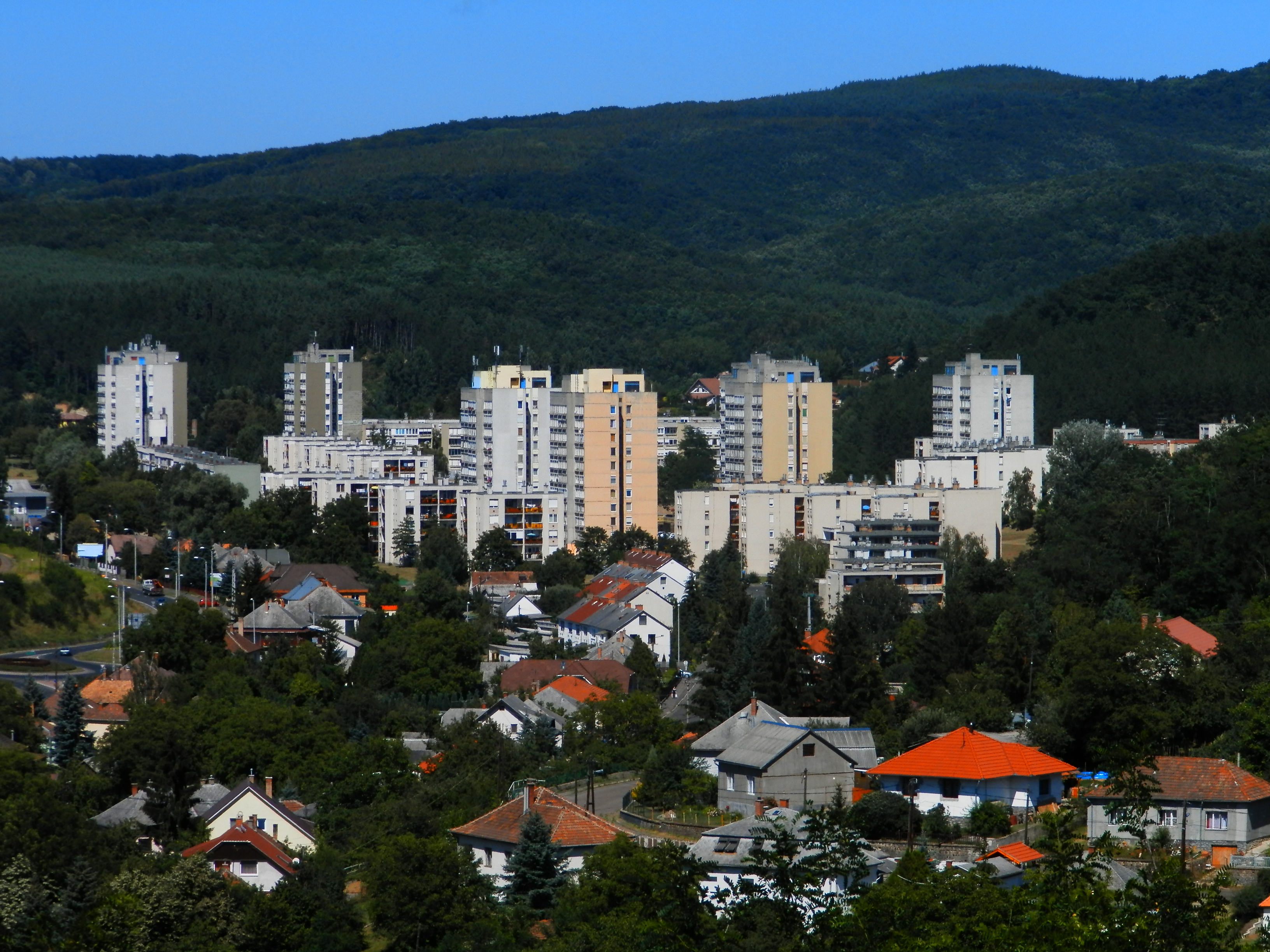 A szlovák határ közelében melyik városnak ez a látképe?