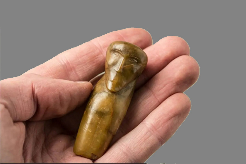 A legrégibb ismert játék baba 4500 éves. Szibériában, egy bronzkori gyermeksírból került elő. Mandulavágású szeme és bokros szemöldöke van. Bár vannak, akik szerint rituális szerepe lehetett, a másik lehetséges magyarázat, hogy gyerekjáték volt.