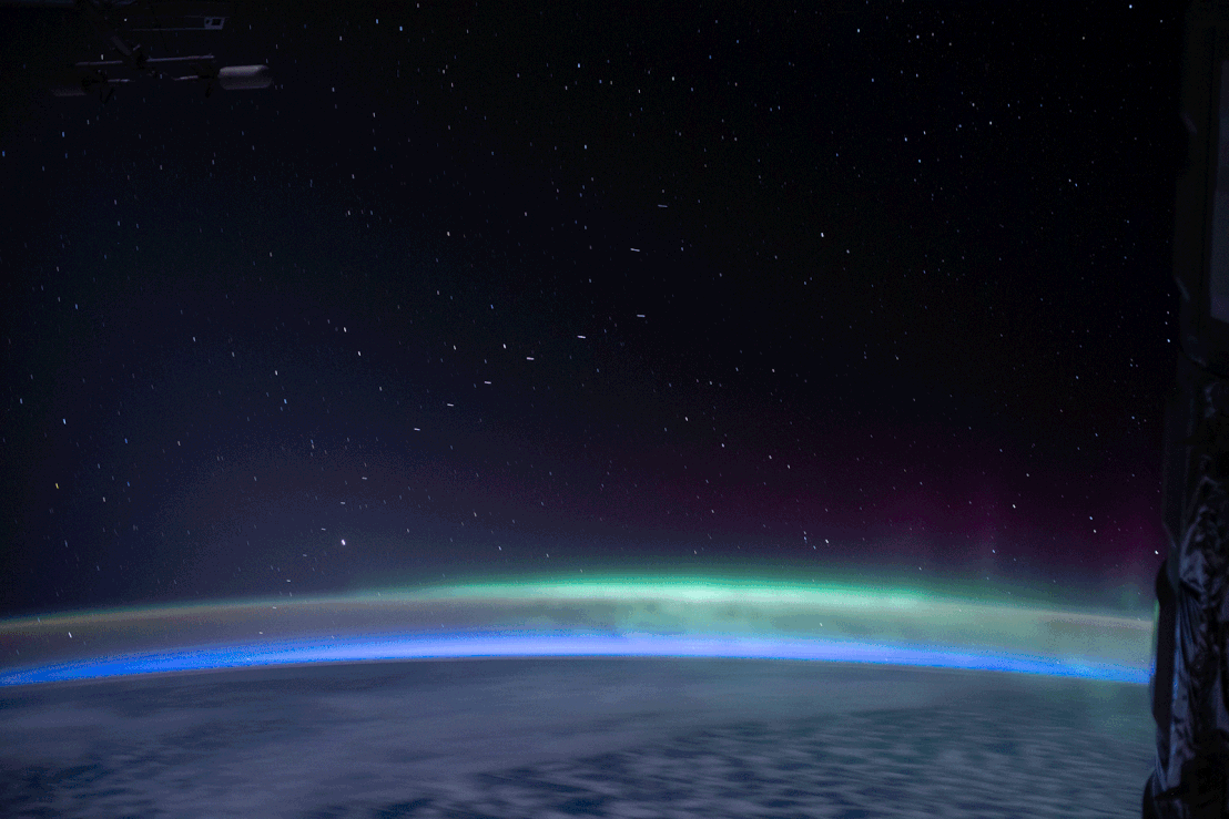 Starlink műholdak a Nemzetközi Űrállomásról nézve (2020. április 13-i fotó)