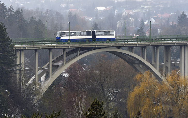 Ikarus 280-as helyi járatú autóbusz közlekedik a veszprémi völgyhídon