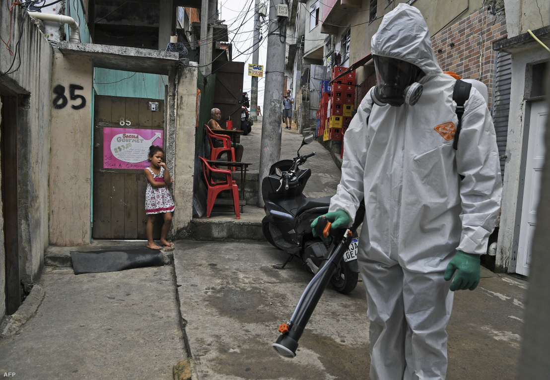 Önkéntes fertőtlenít Rio de Janeiro Babilonia nevű favelájában 2020. április 18-án