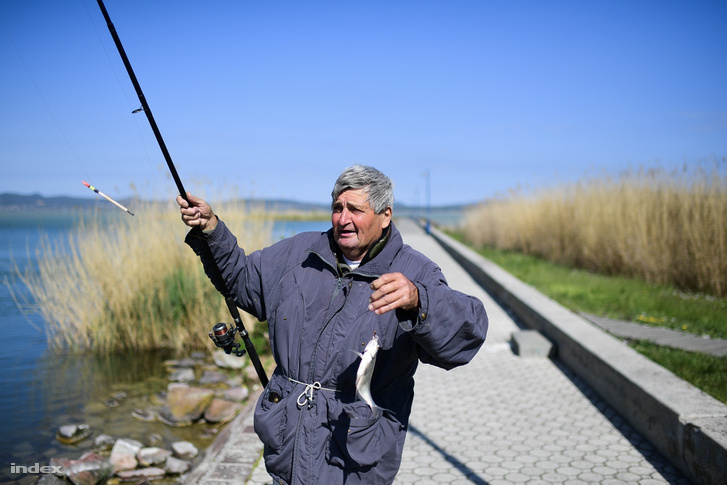 A Balaton-parton horgászó férfi 2020. április 20-án