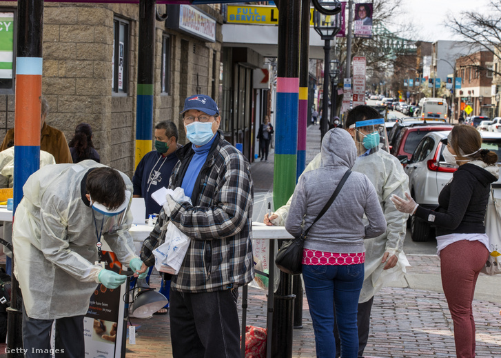 A Massachusetts állambeli Chelsea lakosain végeznek ujjbegyből vett vérmintából gyorstesztet koronavírusra 2020. április 4-én