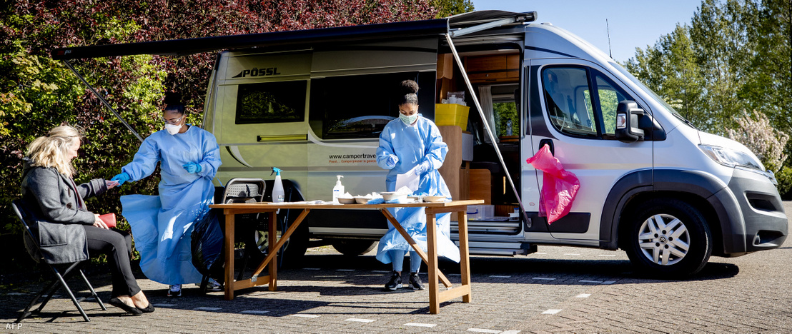 Mobil koronavírus-tesztponton a hollandiai Middelharnisban 2020. április 21-én