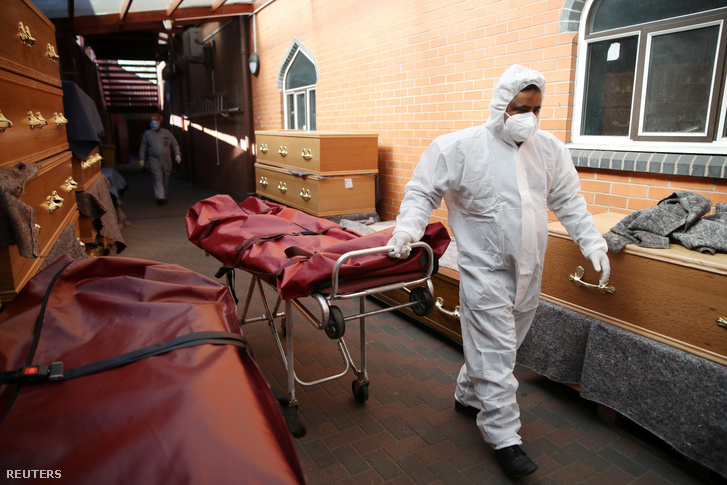 Egy védőruházatot viselő férfi dolgozik a koronavírus áldozatai számára átmeneti halottas házzá alakított mecsetben Birminghamben 2020. április 21-én.