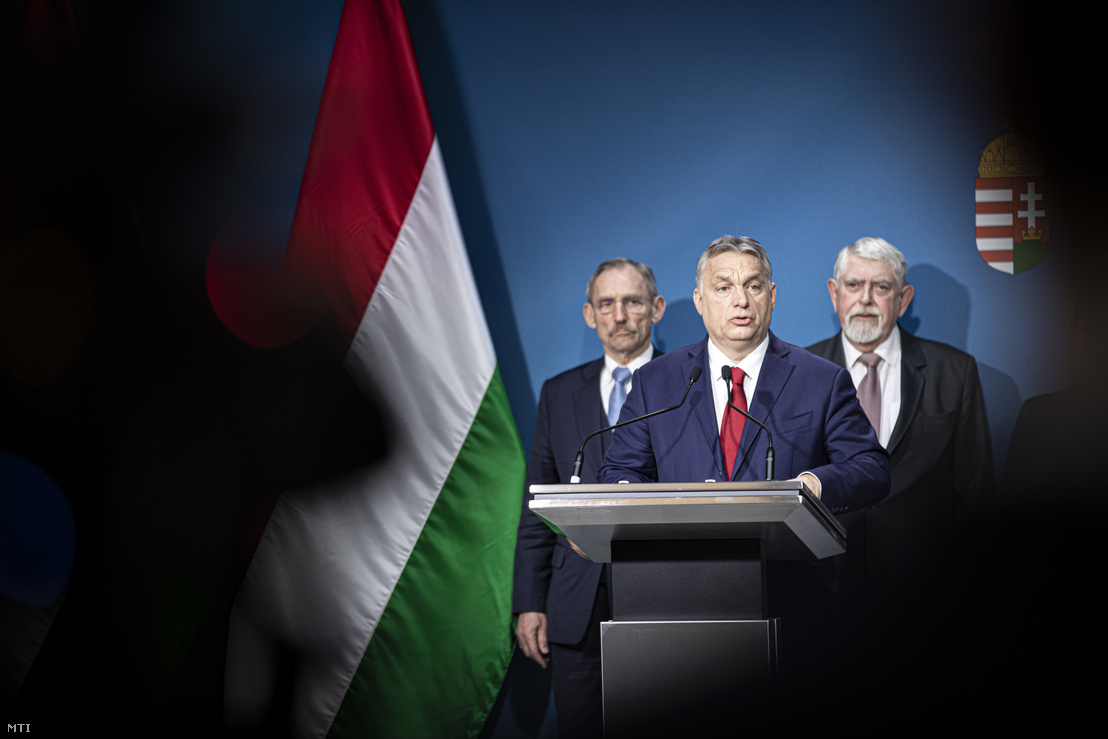 Orbán Viktor miniszterelnök az operatív törzs ülése után tartott sajtótájékoztatón 2020. március 5-én, a háttérben Pintér Sándor és Kásler Miklós.
