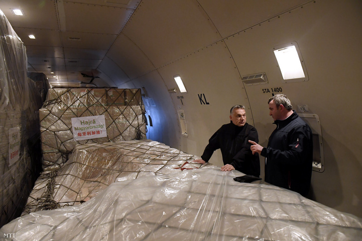 Orbán Viktor és Palkovics László a Kínából érkezett egészségügyi védőfelszereléseket szállító repülőgép fedélzetén 2020. március 24-én.
