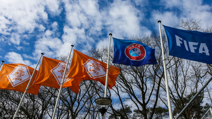 A Holland Labdarúgó-szövetség (KNVB) székháza előtti zászlók 2020. április 3-án Zeist-ben.