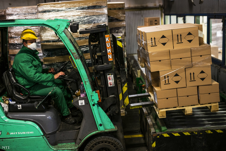 A MOL által 2020. március 25-én közreadott felvételen MOL Hygi fertőtlenítőszereket szállít egy dolgozó targoncán a cég almásfüzitői gyárában