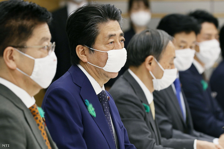 Abe Sindzó japán miniszterelnök (b2) védőmaszkban a koronavírus-járvány miatt felállított testület ülésén a tokiói kormányfői rezidencián 2020. április 16-án