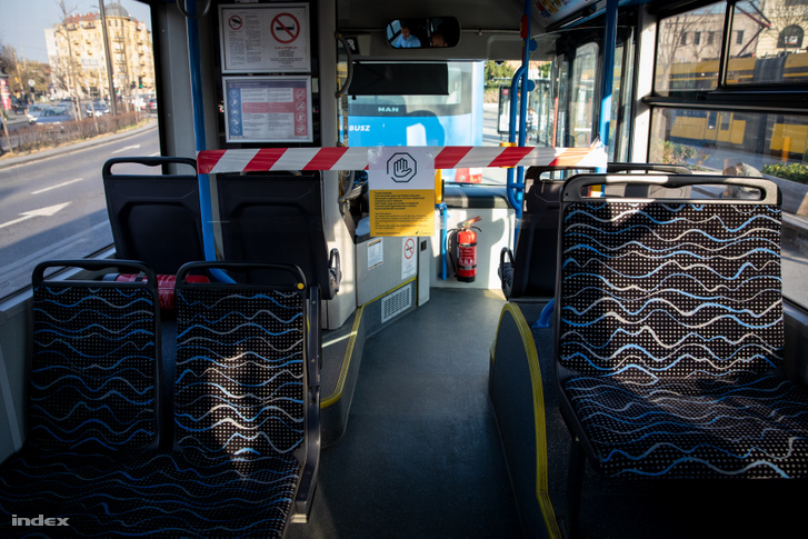 Tájékoztató felirat a járművezető védelmére felállított kordonon a BKK egyik autóbuszán Budapesten