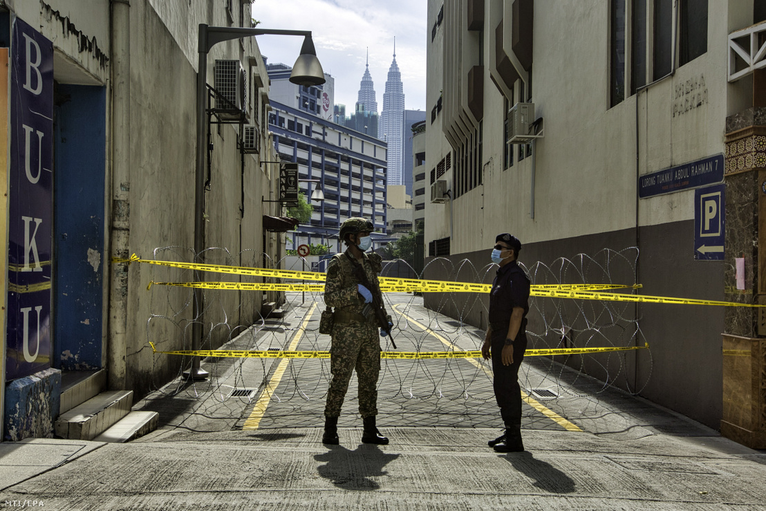 Soldiers posted in front of a quarantined building in Kuala Lumpur on 15 March 2020. The Malaysian government issued a lockdown against coronavirus until 28 April.