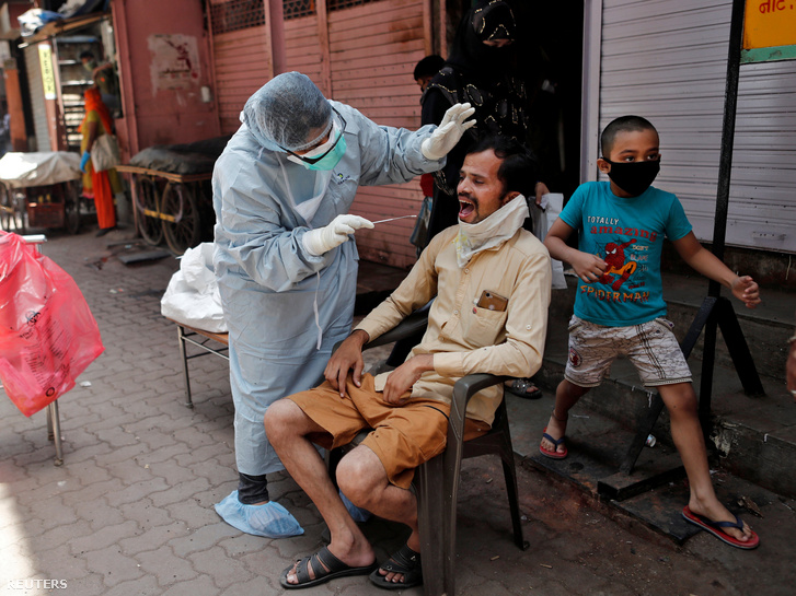 Indiai egészségügyi dolgozó torokkenetet vesz