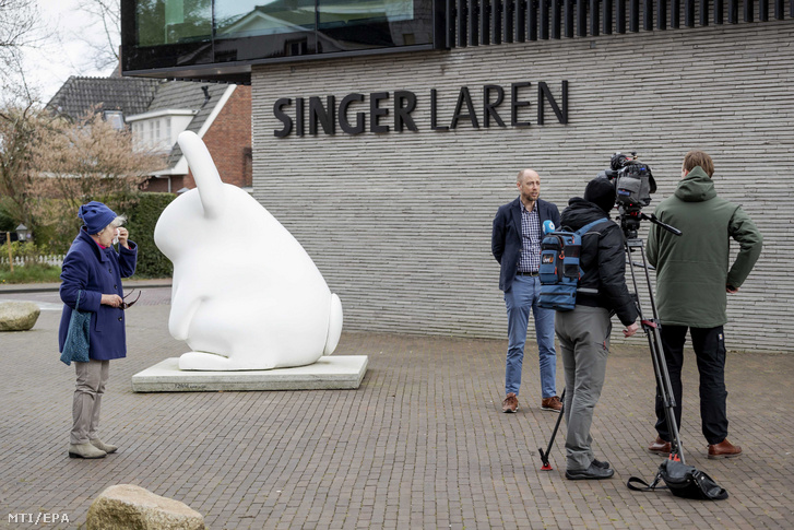 Evert van Os a Singer Laren múzeum igazgatója nyilatkozik a lareni intézmény előtt 2020. március 30-án miután az éjjel ellopták Vincent van Gogh holland művész A nueneni lelkészlak kertje tavasszal című festményét