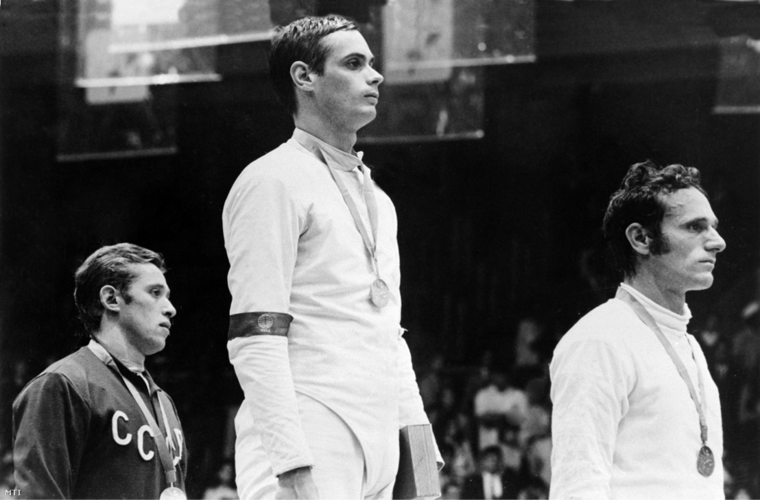 Az ezüstérmes szovjet Grigorij Krissz, az aranyérmes Kulcsár Győző és a bronzérmes olasz Gianluigi Saccaro (balról-jobbra) vívók állnak a dobogón a férfi párbajtőr egyéni versenyének 1968. október 23-án