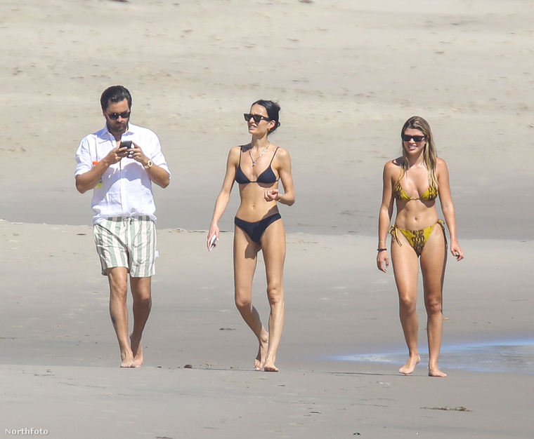 A modell a pasijával, Scott Disickkel és egy barátnőjével látogatott le a tengerpartra Miamiban