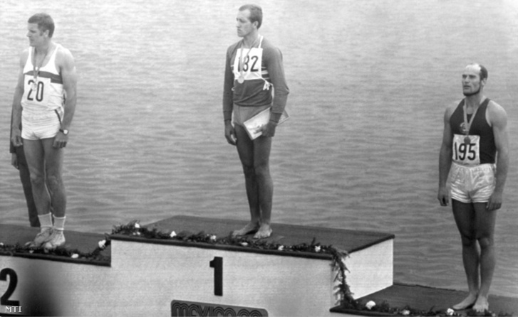 Az ezüstérmes nyugatnémet (NSZK) Detlef Lewe az aranyérmes Tatai Tibor és a bronzérmes szovjet Vitalij Galkov (b-j) kenusok állnak a dobogón a férfi kenu egyes 1000 méteres versenyszám eredményhirdetésén a XIX. nyári olimpián.