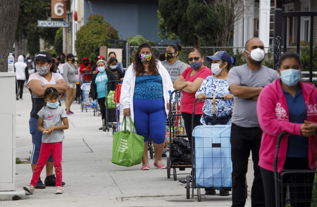 Ingyenes élelmiszercsomagra várakoznak emberek egy segélynyújtóhely közelében a kaliforniai Santa Anában 2020. április 17-én. A jelentések szerint legalább ezer ember várakozott több mint három órán át hogy ingyen élelemhez jusson. A koronavírus-járvány miatt Kaliforniában mintegy 600 ezren maradtak munka nélkül.
