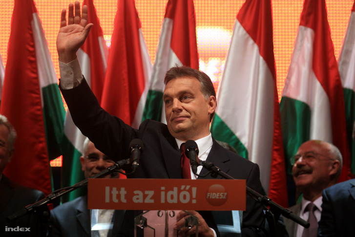 Orbán Viktor a Vörösmarty téren 2010. április 25-én