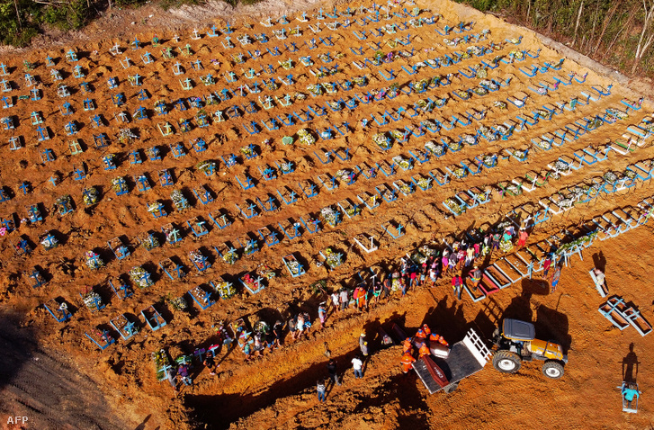 A koronavírus-járvány miatt tömegével ásott sírok a brazíliai Manausban