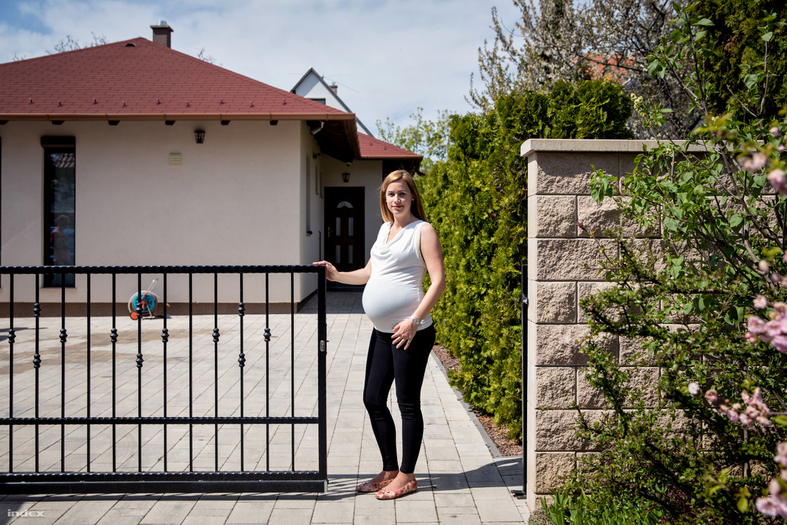 Somlóvári Réka május 20-ára várja az első babáját, nem apás szülést terveznek, nővére segítené. Kísérője a jelenlegi korlátozás miatt a vajúdás alatt biztosan nem lehet mellette.