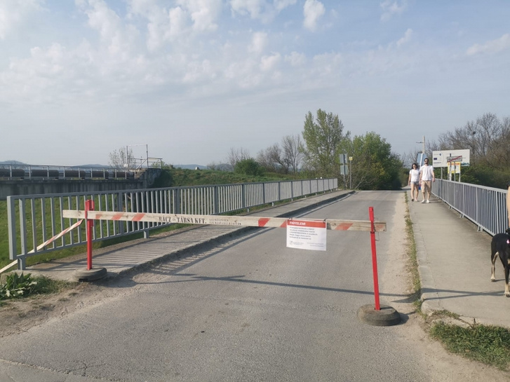 A csak a kerékpárosok előtt lezárt híd Budakalásznál a Barát-patak felett