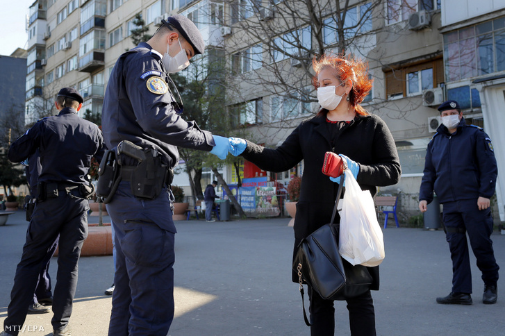 Járókelőket ellenőrző rendőrök Bukarestben április elején